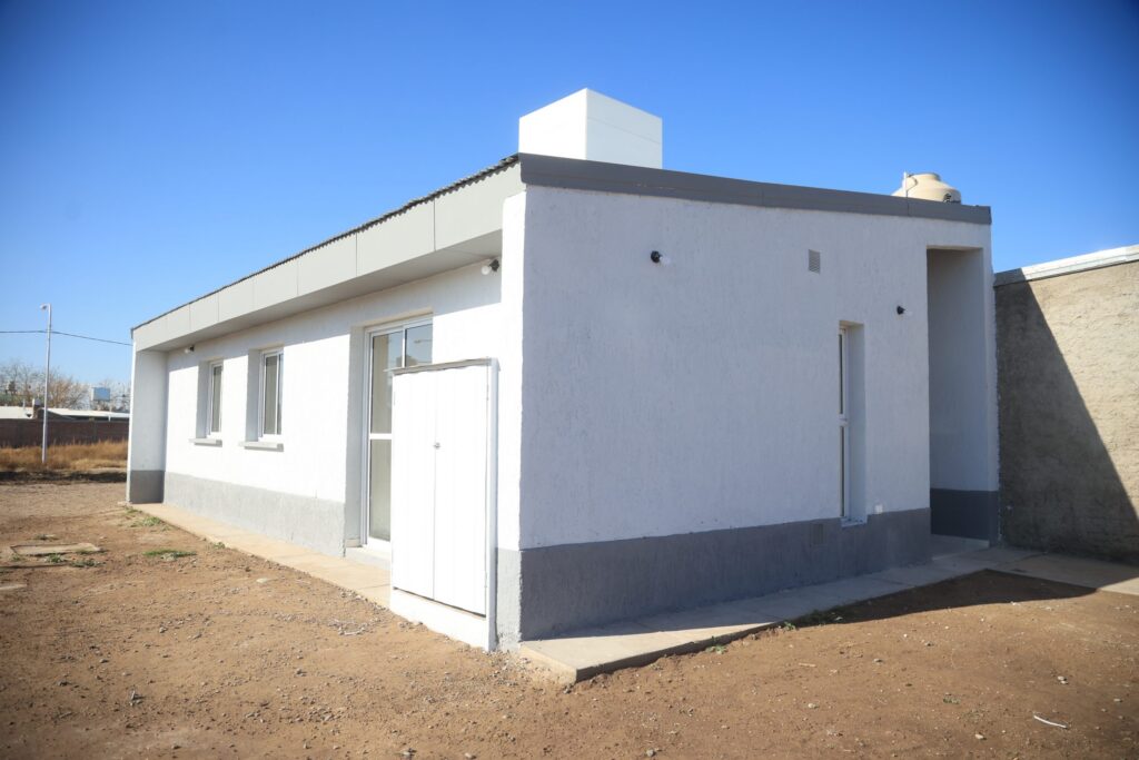Las unidades corresponden al barrio Alberdi-Chubut y, fueron construidas por el IPV a través del Plan Provincial Mendoza Construye, Línea de Acción 1. La obra demandó una inversión de $812 millones y se ejecutó en nueve meses.
