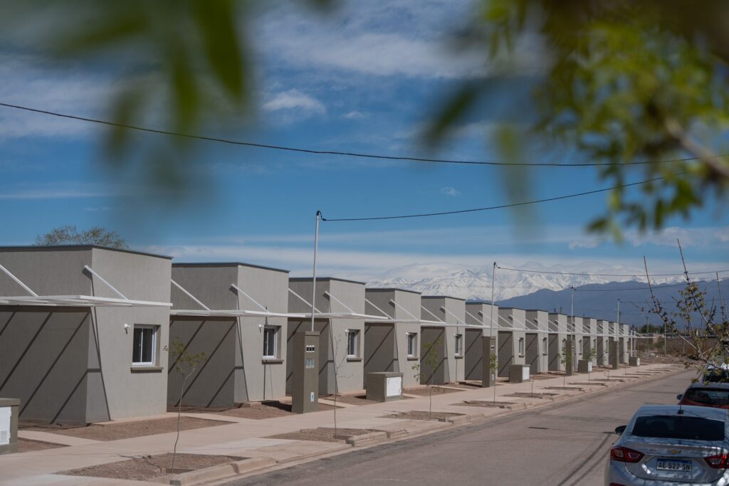 El Gobernador encabezó la entrega de las viviendas del barrio El Recodo III, construidas a través del programa IPV Mi Casa.