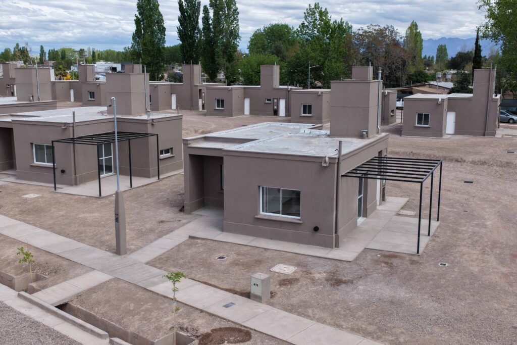 Las familias del barrio San Gabriel, de Lunlunta, recibieron las llaves y las carpetas de sus nuevos hogares.